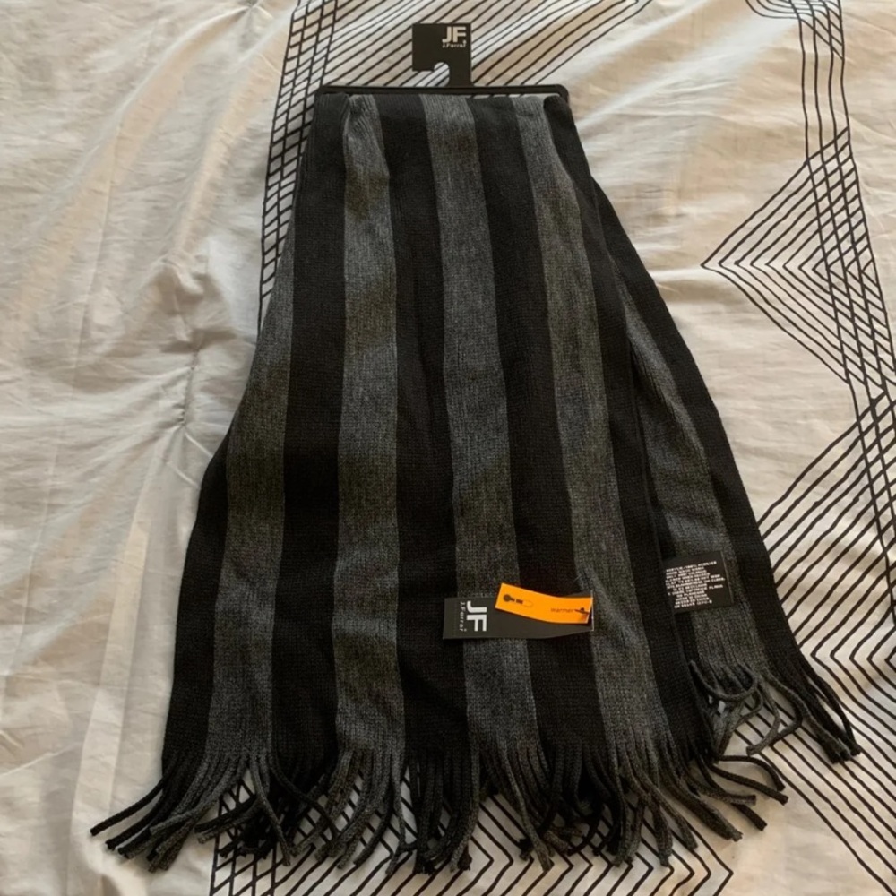 Warm JF J.Ferrar scarf black and grey striped.